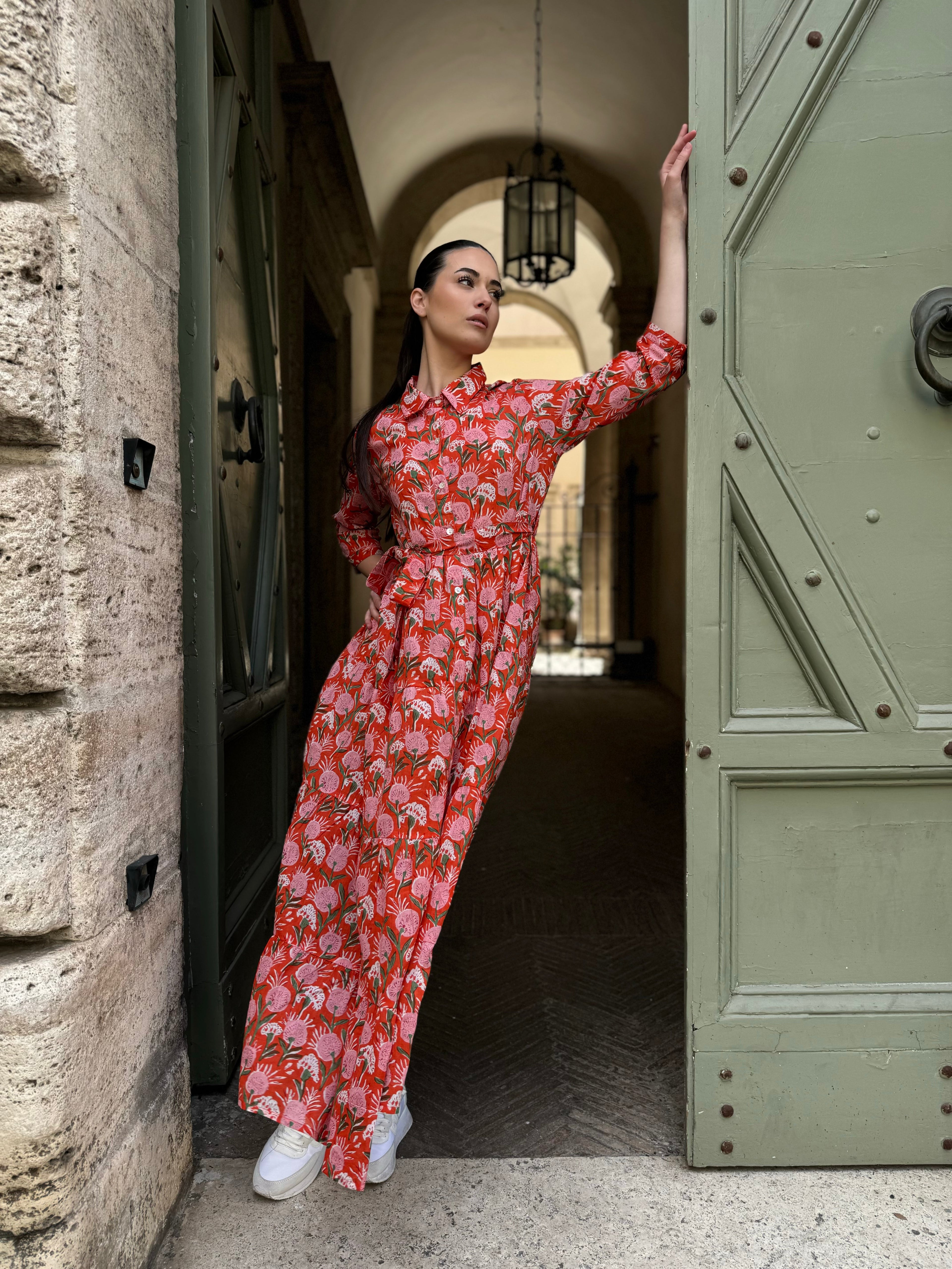 Donna che indossa abiti artigianali in mussola di cotone donna con stampa floreale e linee fluide nel centro di Roma 